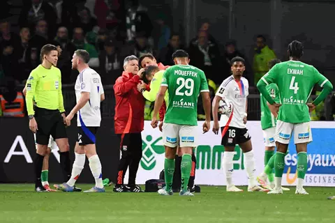 سانت إتيان يعلن إلقاء القبض على مشجع تسبب في إصابة حكم مباراة ليون